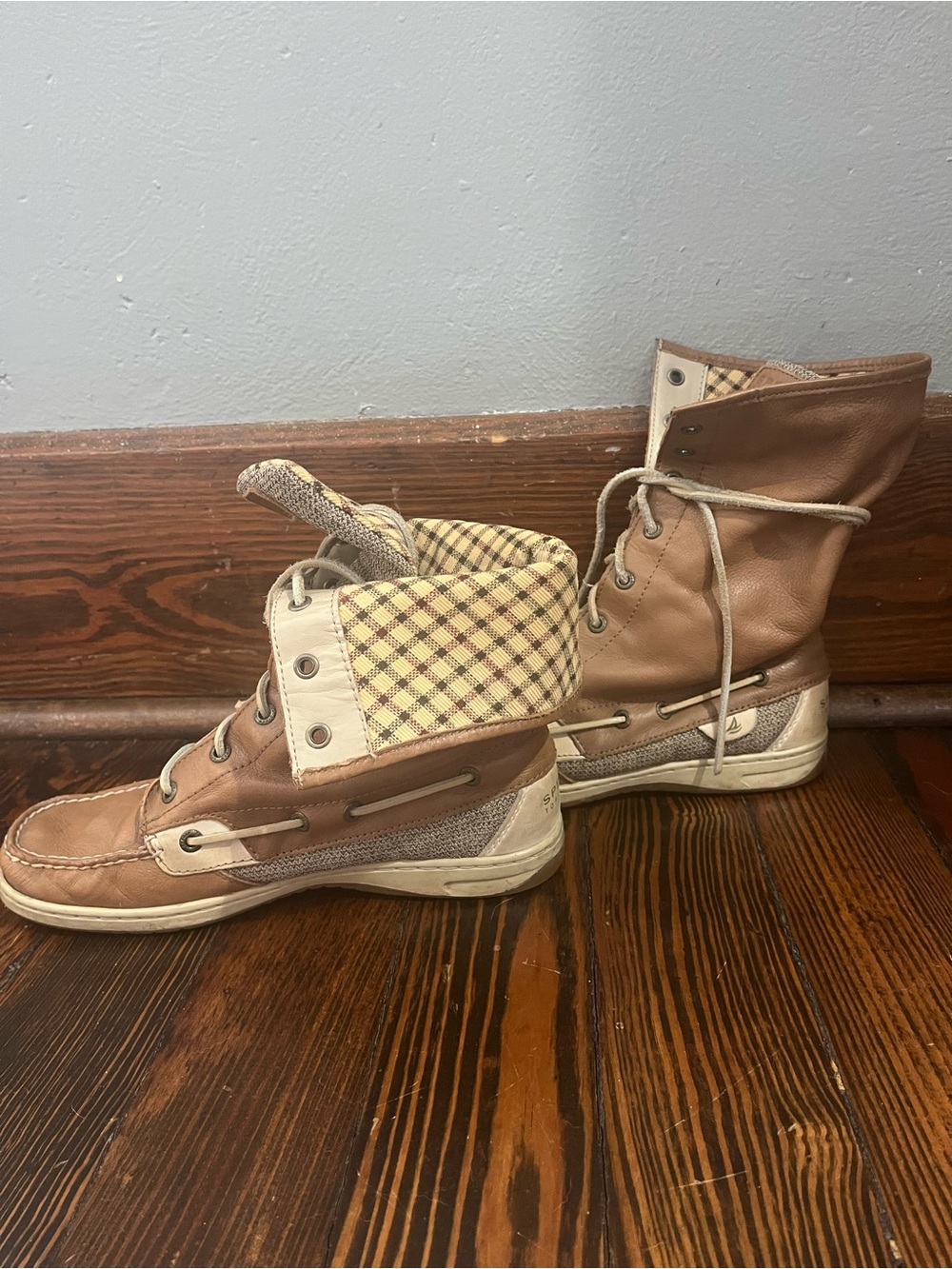 Sperry Women's Fold-Down Lace-Up Boat Boots in Tan and Cream